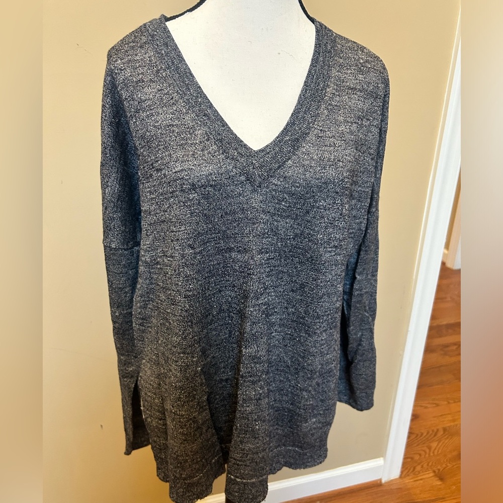 J Crew l/s V-neck sweater, M, charcoal gray heather, split sides, wool & linen